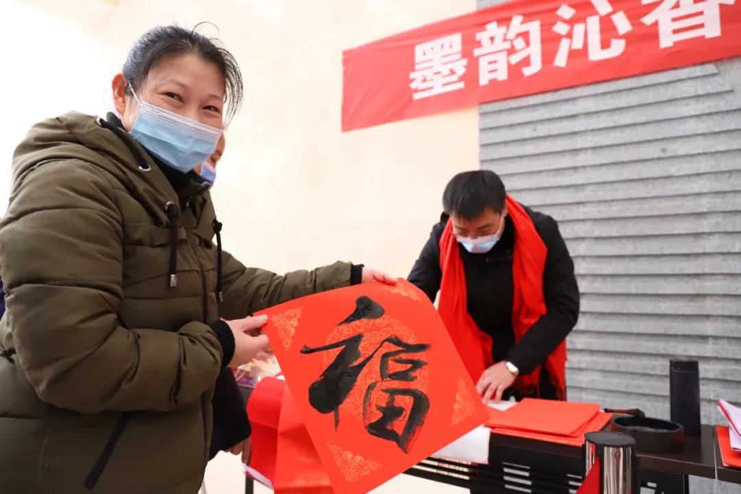 【翰墨迎春】宿遷市書法家協(xié)會書法家走進市鐘吾醫(yī)院寫春聯(lián)、送祝福(圖4)